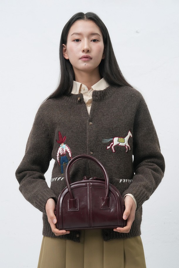 세련된 여성의 스타일을 완성해 줄 [25FW] WOMAN 라운드 미니 토트백입니다. 부드러운 합성가죽 소재로 제작되었으며, 라운드 디자인과 사각 쉐입이 조화롭게 어우러져 클래식, 미니멀, 시크한 분위기를 연출합니다. 데이트룩, 모임룩 등 다양한 TPO에 활용하기 좋으며, 미니멀한 사이즈에 지퍼형 잠금 방식으로 소지품을 안전하게 보관할 수 있습니다. 와인 컬러가 세련된 무드를 더하며, 핸들 디자인으로 실용성을 높였습니다.
