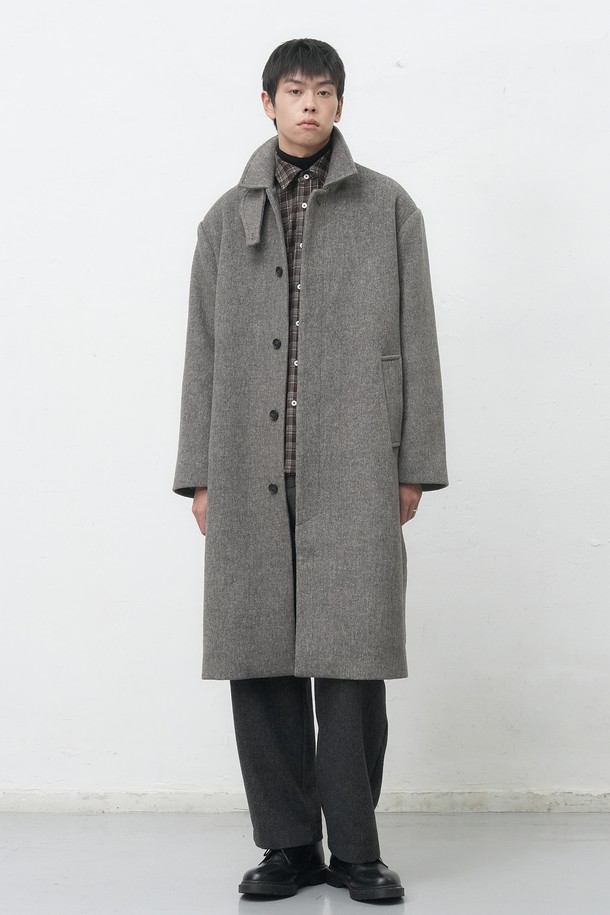[25FW] MAN 울 블렌디드 발마칸 롱 코트 [2COL]는 미니멀하고 클래식한 분위기를 연출하는 남성용 아우터입니다. 모카 다크브라운 컬러의 롱 기장 발마칸 코트로, 울, 폴리에스테르, 아크릴 등 다양한 소재를 혼방하여 제작되었습니다. 두꺼운 두께감으로 가을, 겨울 시즌에 착용하기 좋으며, 깔끔한 실루엣과 트윌 텍스처 원단이 특징입니다. 히든 버튼 여밈 방식과 동일 원단 벨트, 사이드 로고 각인 버튼, 내부 포켓, 안감 처리로 고급스러움을 더했습니다. 출근룩, 비즈니스 캐주얼, 모임룩 등 다양한 TPO에 활용할 수 있으며, 클래식, 미니멀, 시크 스타일을 연출하기에 적합합니다.
