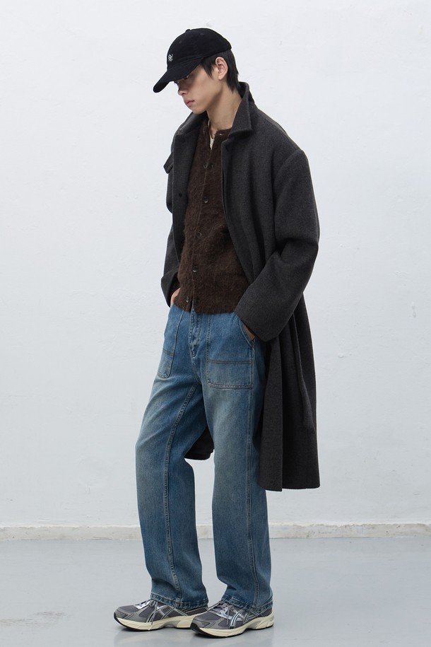 [25FW] MAN 울 블렌디드 발마칸 롱 코트 [2COL]는 다크 브라운, 모카 두 가지 색상으로 출시되었습니다. 미니멀하고 클래식한 스타일의 남성용 발마칸 코트로, 가을과 겨울에 착용하기 좋습니다. 울, 폴리에스테르, 아크릴, 나일론, 레이온, 면 등 다양한 소재가 혼방되어 두꺼운 두께감을 자랑하며, 깔끔한 실루엣과 트윌 텍스처 원단이 특징입니다. 히든 버튼 여밈 방식과 레귤러핏으로 제작되었으며, 매칭 패브릭 벨트, 사이드 로고 각인 버튼, 내부 포켓, 안감 디테일이 돋보입니다. 출근룩, 비즈니스 캐주얼, 모임룩 등 다양한 TPO에 활용할 수 있습니다.
