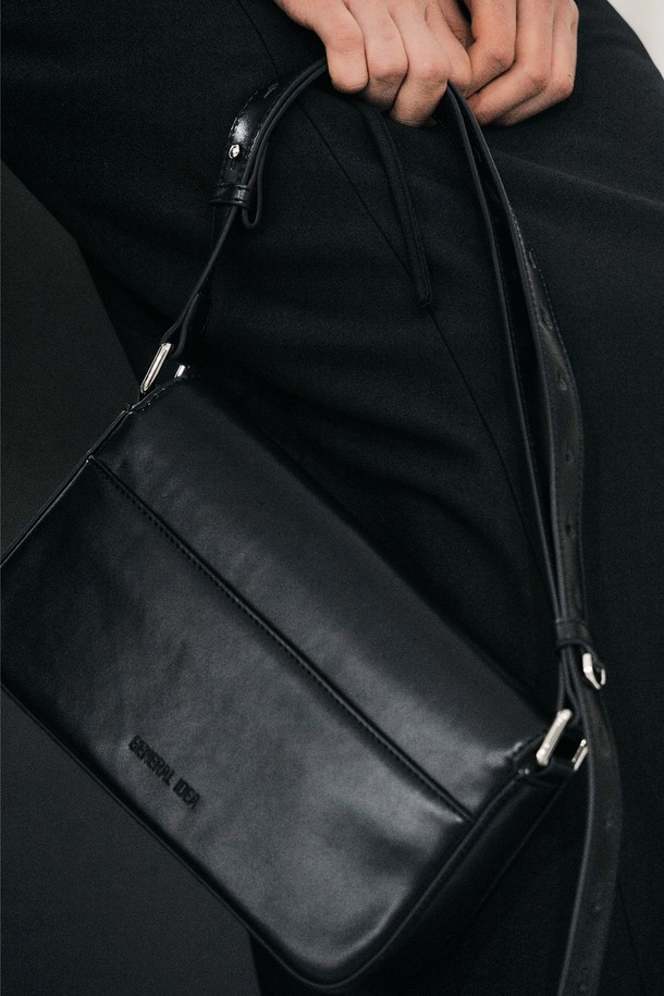 세련된 스타일을 완성하는 [25FW] WOMAN 투웨이 스퀘어 숄더백 [2COL] / WBE4L92519입니다. 부드러운 합성가죽 소재에 블랙 컬러로, 미니멀하고 시크한 디자인을 자랑합니다. 오피스룩, 출근룩, 모임룩 등 다양한 TPO에 활용 가능하며, 투웨이 스타일로 숄더백과 토트백으로 연출할 수 있습니다. 스퀘어 디자인과 자석형 잠금 방식으로 실용성을 더했으며, 숄더 스트랩으로 편안한 착용감을 선사합니다. 클래식하고 미니멀한 스타일을 선호하는 여성분들께 추천합니다.
