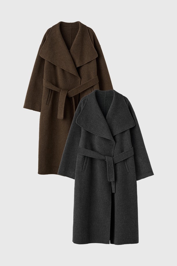 세련된 **[25FW] WOMAN 핸드메이드 숄카라 롱코트**는 브라운과 차콜 두 가지 색상으로 출시되었습니다. 울, 폴리에스테르, 나일론, 아크릴, 면 혼방 소재로 제작되어 부드러운 촉감과 두꺼운 두께로 겨울과 봄에 따뜻하게 착용할 수 있습니다. 숄카라 디자인과 루즈핏으로 클래식하면서도 스타일리시한 무드를 연출하며, 벨트 탈부착이 가능하여 다양한 스타일을 소화할 수 있습니다. 롱 기장과 긴 소매가 특징이며, 로고 엠보싱 가죽 패치 디테일이 고급스러움을 더합니다. 출근룩, 모임룩, 데이트룩 등 다채로운 TPO에 맞춰 클래식, 미니멀, 시크 스타일을 연출해보세요.
