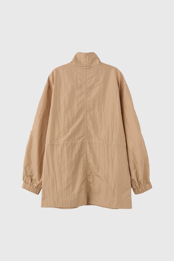 25SS 시즌 [WOMAN 글로시 페미닌 윈드브레이커]는 베이지 색상의 하프 기장 윈드브레이커입니다. 얇은 두께의 나일론 소재로 제작되었으며, 글로시한 원단감과 컬러 매칭 지퍼 디테일이 돋보입니다. 허리 스트링과 4개의 3D 포켓이 특징이며, 페미닌하고 클래식한 무드를 연출할 수 있는 여성용 아우터입니다.
