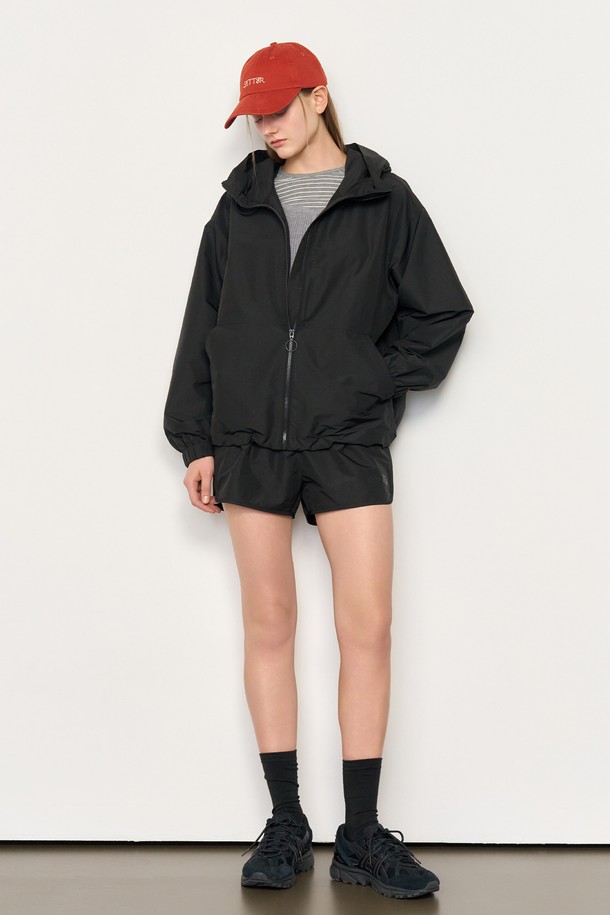 **[25SS] 우먼 패커블 윈드브레이커 세트 [블랙] / WBE1L55531SET**는 여성용 아우터 윈드브레이커 세트입니다. 봄, 가을에 착용하기 좋은 가볍고 부드러운 나일론 소재로 제작되었으며, 발수 기능을 갖춰 쾌적한 착용감을 제공합니다. 루즈핏에 집업 스타일로, 일상, 아웃도어 활동에 적합하며, 후드, 밑단, 허리 스트링 조절로 다양한 핏을 연출할 수 있습니다. 로고 패턴으로 스포티함과 캐주얼한 느낌을 동시에 선사하며, 수납용 파우치가 포함되어 휴대 및 보관이 용이합니다. 산책, 여행, 등산 등 다양한 TPO에 맞춰 스타일리시하게 연출할 수 있는 미니멀한 디자인의 윈드브레이커 세트입니다.
