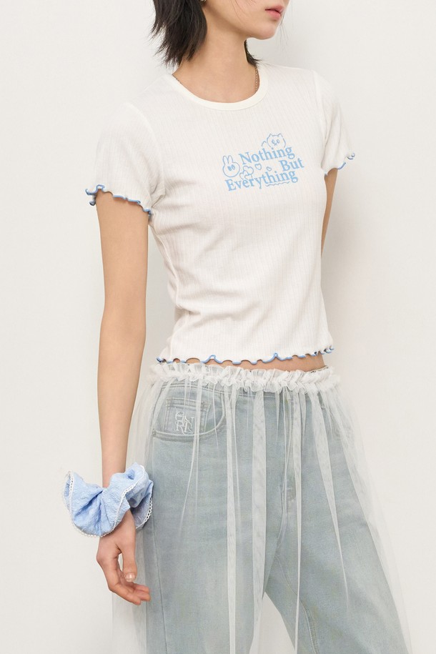 WOMAN 링클 볼륨 스크런치 [3COL]는 링클 원단을 사용하여 볼륨감 있는 디자인을 연출해 주는 여성 헤어 액세서리입니다. 신축성 좋은 밴드로 제작되어 편안한 착용감을 선사하며, 플라워 패턴과 진주, 레이스 장식이 더해져 러블리하고 페미닌한 무드를 자아냅니다. 봄, 여름 데이트룩, 카페룩, 봄 소풍룩에 로맨틱, 걸리시, 클래식 스타일을 더해 보세요. 화이트, 스카이블루, 블랙 세 가지 컬러로 출시되어 다양한 스타일에 매치하기 좋습니다. 소재는 폴리에스테르와 스판덱스를 사용하여 부드러운 착용감을 느낄 수 있습니다.
