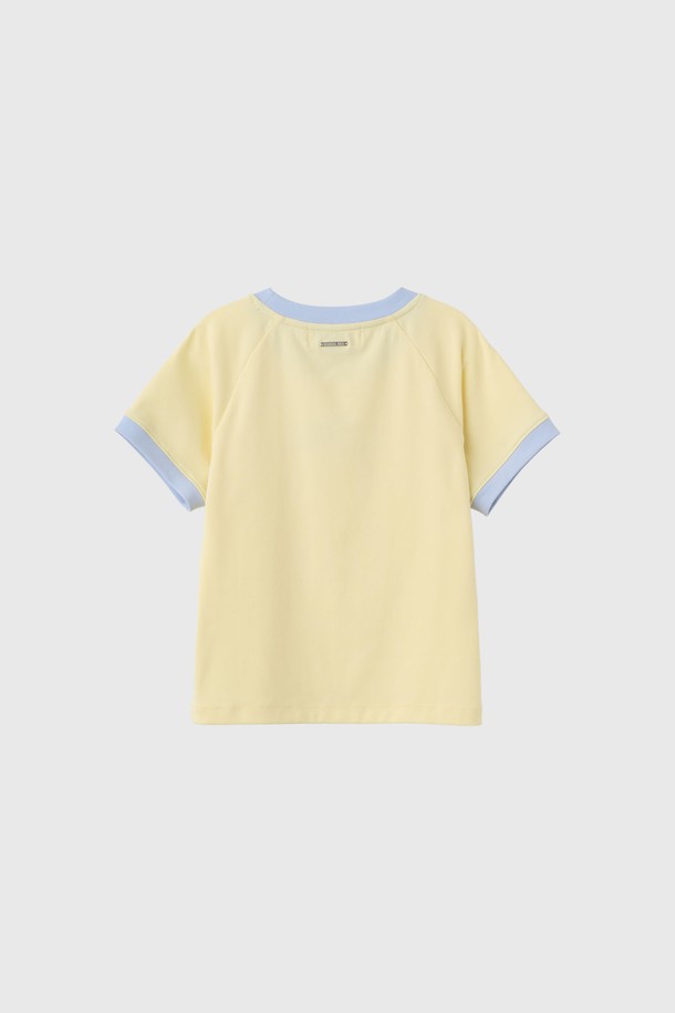 [25SS] WOMAN 래글런 크롭 링거 티셔츠 [LEMON]는 산뜻한 레몬 색상과 라이트 블루 색상으로 출시된 여성용 티셔츠입니다. 면과 스판덱스의 혼방 소재로 제작되어 신축성 있는 착용감을 제공하며, 캐주얼한 스타일을 연출합니다. 래글런 소매 디자인과 실버 로고 리벳 장식이 특징이며, 슬림핏 크롭 기장으로 트렌디함을 더했습니다. 봄, 여름 시즌에 적합하며, 라운드넥에 긴 소매 기장으로 편안하게 착용할 수 있습니다. 25SS 시즌의 자수 및 로고 패턴으로 포인트를 준 제품입니다.
