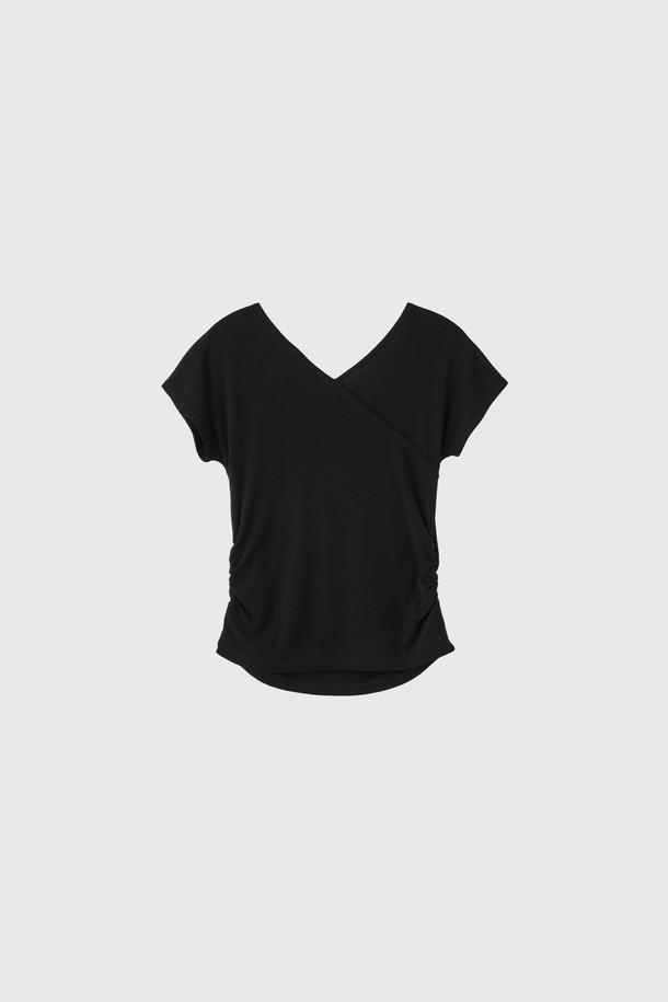 GENERAL IDEA - 반소매 티셔츠 - [25SS] WOMAN 아세테이트 브이넥 셔링 반팔티 [BLACK] / WBE2L01532