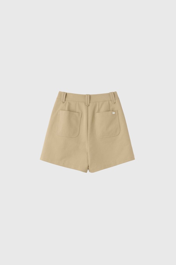 [25SS] WOMAN 코튼 핀턱 쇼츠 [BEIGE] (우먼 코튼 핀턱 쇼츠 [베이지])는 미니멀하고 클래식한 스타일의 여성용 쇼츠입니다. 부드러운 면 소재에 핀턱 디테일을 더해 세련된 실루엣을 연출하며, 얇은 두께감으로 봄, 여름 시즌에 시원하게 착용할 수 있습니다. 유니크한 벨트 고리와 뒤 포켓의 자개 로고 리벳이 포인트이며, 화이트 컬러는 약간의 비침이 있을 수 있습니다. 스탠다드핏으로 편안하게 착용 가능하며, 데이트룩, 카페룩, 쇼핑룩 등 다양한 TPO에 활용하기 좋습니다.
