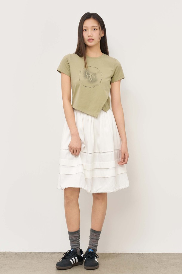 GENERAL IDEA - 반소매 티셔츠 - [25SS] WOMAN 언밸런스 실켓 스판 아트웍 반팔티 [LIGHT KHAKI] / WBE2L01540