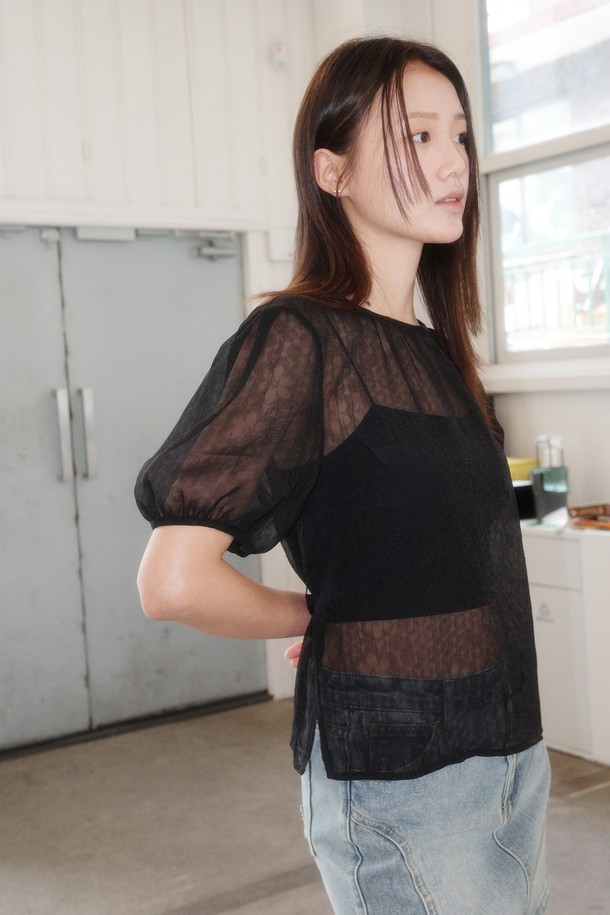 여성스러운 무드의 시스루 플라워 스카프 블라우스입니다. 얇고 부드러운 시폰 소재에 라운드넥 디자인으로, 봄과 여름에 시원하게 착용하기 좋습니다. 블랙 컬러에 플라워 디테일이 더해져 페미닌한 분위기를 연출하며, 데일리룩에 포인트를 더해줍니다.
