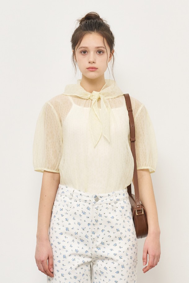 "WOMAN 시스루 플라워 스카프 블라우스"는 페미닌하고 엘레강스한 무드를 연출하는 여성 블라우스입니다. 은은하게 비치는 시스루 소재에 플라워 자카드 패턴이 더해져 로맨틱한 분위기를 자아내며, 스카프 세트와 루즈핏 디자인으로 편안하면서도 세련된 스타일을 완성합니다. 크림, 스카이블루, 블랙 3가지 컬러로 출시되었으며, 봄, 여름, 가을에 데일리하게 착용하기 좋습니다.
