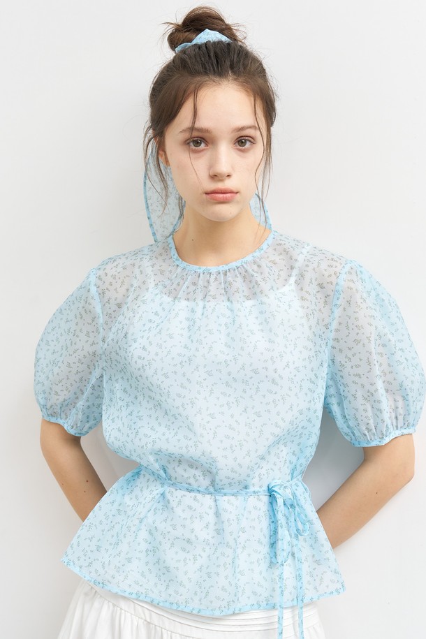 "WOMAN 시스루 플라워 스카프 블라우스 [3COL] / WBE2L03528"는 여성스러운 무드의 플라워 패턴이 돋보이는 블라우스입니다. 시스루 소재와 볼륨 소매 디자인으로 은은한 여성스러움을 강조하며, 스카프와 벨트 세트 구성으로 다양한 스타일 연출이 가능합니다. 크림, 스카이블루, 블랙 3가지 컬러로 출시되어 봄, 여름, 가을 데일리 및 캐주얼 룩에 활용하기 좋습니다.
