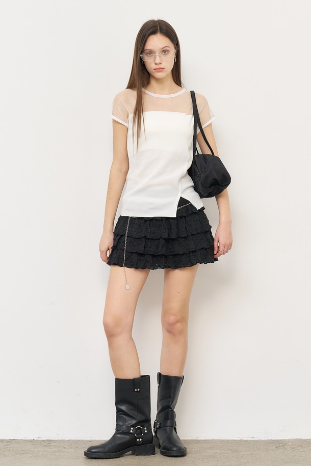 WOMAN 시스루 슬릿 니트 풀오버 [2COL]는 페미닌하고 모던한 스타일을 연출하는 여성 의류입니다. 얇은 두께감의 레이온, 폴리에스테르, 린넨 혼방 소재로 제작되어 부드러운 촉감을 선사하며, 시스루 디자인과 슬릿 디테일이 특징입니다. 민소매 디자인과 라운드넥으로 시원함을 더하고, 슬림핏으로 여성스러운 실루엣을 강조합니다. 데이트룩, 카페룩, 여행룩 등 다양한 TPO에 활용 가능하며, 미니멀, 로맨틱, 클래식 스타일을 즐기는 분들께 추천합니다. 블랙과 화이트 두 가지 색상으로 만나보세요.
