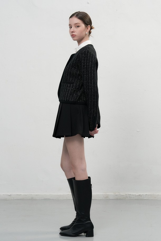 25FW WOMAN 뉴클래식 트위드 재킷은 가을과 겨울 시즌, 여성 고객을 위해 디자인된 클래식하고 우아한 무드의 아우터입니다. 블랙 컬러의 트위드 소재로 제작되었으며, 크롭 기장과 싱글 버튼 여밈, 레귤러 핏으로 세련된 실루엣을 연출합니다. 칼라 디테일이 특징이며, 데이트룩, 오피스룩, 모임룩 등 다양한 TPO에 활용 가능합니다. 미니멀하고 시크한 스타일을 선호하는 고객에게 적합하며, 뻣뻣한 촉감과 두꺼운 두께감으로 고급스러운 분위기를 더합니다.
