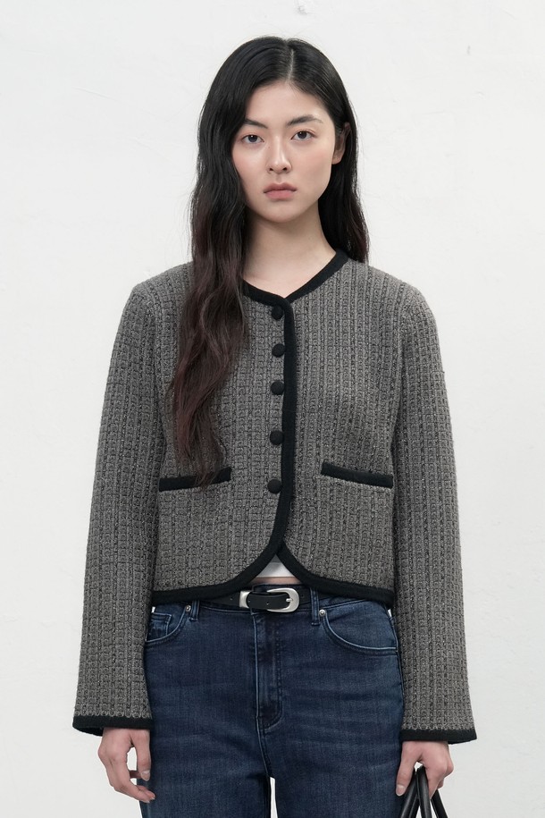 [25FW] WOMAN 뉴클래식 트위드 재킷은 여성스러운 라인을 살려주는 세미 크롭 기장의 클래식 트위드 재킷입니다. 차콜 블랙 컬러의 스탠다드핏으로, 봄, 가을, 겨울 시즌에 걸쳐 데이트룩, 오피스룩, 모임룩 등 다양한 TPO에 활용하기 좋습니다. 메탈 트위드 소재와 약간 두꺼운 두께감으로 탄탄한 촉감을 선사하며, 신축성 있는 소재로 편안한 착용감을 제공합니다. 긴 소매와 버튼 여밈 방식, 그리고 비침 없는 디자인으로 미니멀하면서도 시크한 스타일을 연출할 수 있습니다.
