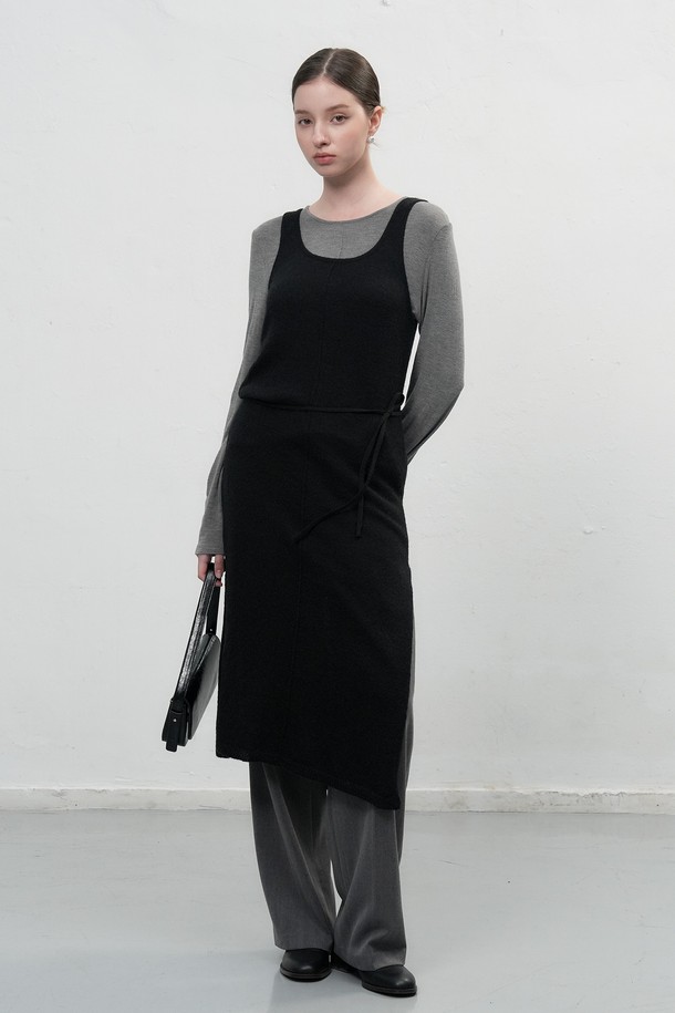 **[25FW] WOMAN 울 시스루 레이어드 원피스 [3COL]**

여성스러운 무드를 연출하는 울 시스루 레이어드 원피스입니다. 크림, 모카, 블랙 세 가지 색상으로 출시되었으며, 봄, 가을, 겨울에 입기 좋습니다. 얇은 두께감의 헤어리한 촉감과 시스루 소재가 특징이며, 뒤판 네크라인 자개 단추 디테일이 돋보입니다. 스탠다드핏으로 편안하게 착용 가능하며, 데이트룩, 모임룩, 카페룩 등 다양한 TPO에 활용할 수 있습니다. 클래식, 미니멀, 로맨틱 스타일을 즐겨 입는 고객에게 추천합니다.
