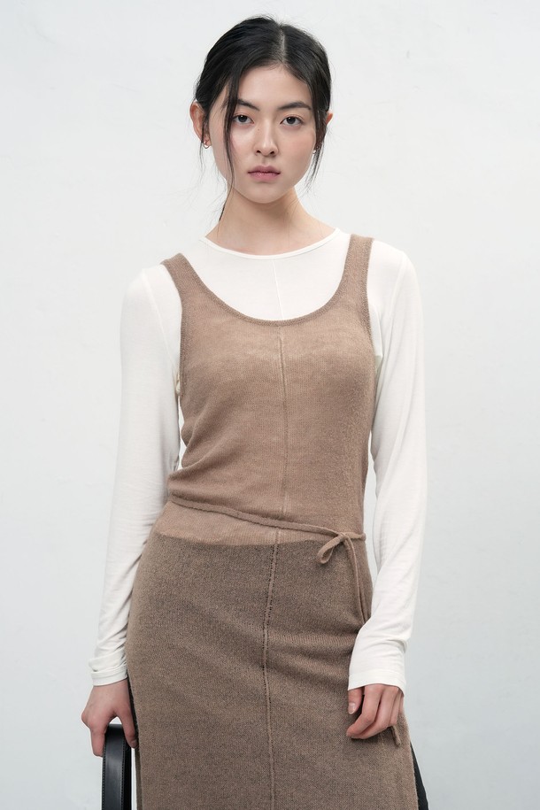 "[25FW] 우먼 울 시스루 레이어드 원피스 [3COL]"는 부드러운 울 소재로 제작된 여성용 레이어드 원피스입니다. 가을과 겨울에 어울리는 얇은 두께감과 긴 소매 기장으로, 시스루 디테일이 은은한 포인트를 더합니다. 미니멀하고 베이직한 스타일로, A라인 치마 핏과 라운드넥 디자인이 특징입니다. 브라운, 화이트, 블랙 세 가지 색상으로 출시되어, 겨울 데일리룩에 클래식한 무드를 연출하기 좋습니다. 루즈핏으로 편안하게 착용할 수 있으며, 부드러운 촉감이 특징입니다.
