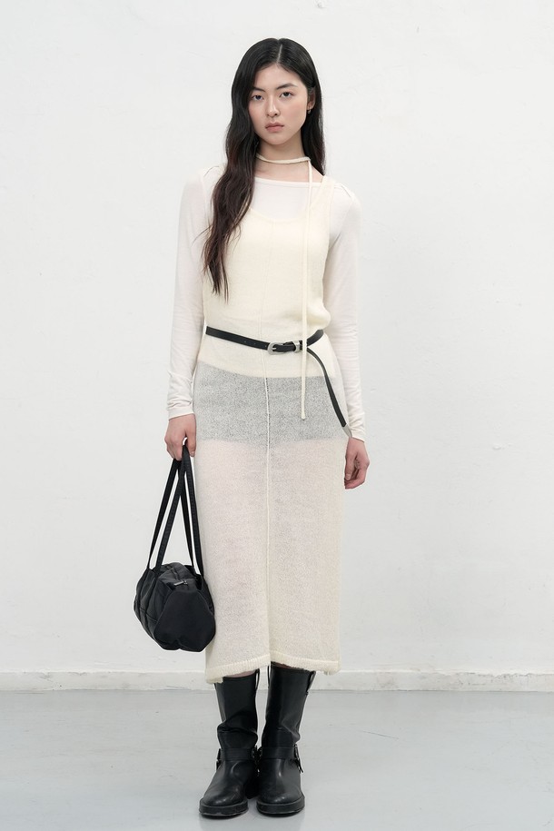 [25FW] 우먼 울 시스루 레이어드 원피스는 가을, 겨울 시즌을 위한 여성용 원피스입니다. 모던하고 미니멀한 스타일로, 일상, 데이트룩, 모임룩, 겨울 데일리룩에 모두 잘 어울립니다. 울 소재의 부드러운 촉감과 얇은 두께감, H라인의 레귤러핏으로 편안한 착용감을 선사합니다. 시스루 소재와 레이어드 디자인이 특징이며, 라운드넥과 긴소매로 클래식, 미니멀, 시크한 스타일을 연출할 수 있습니다. 3가지 색상으로 출시되었습니다.
