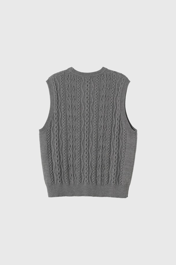 [25FW] MAN 클래식 크루넥 니트 베스트는 남성용 니트 베스트로, 가을과 겨울에 착용하기 좋습니다. 부드러운 울 소재에 클래식하고 베이직한 스타일을 더했으며, 두꺼운 두께감과 크루넥 디자인, 케이블 패턴으로 포인트를 주었습니다. 레귤러 핏으로 편안하게 착용 가능하며, 일상복으로 활용하기 좋습니다.
