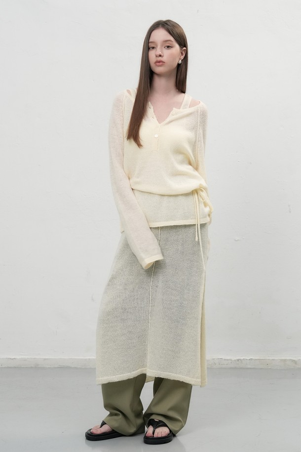 **[25FW] WOMAN 울 시스루 헨리넥 풀오버 [3COL]**

부드러운 촉감의 여성 울 시스루 헨리넥 풀오버입니다. 헤어리 울 블렌드 원사를 사용하여 포근함을 더했으며, 얇은 두께감과 반투명한 시스루 디자인으로 은은한 멋을 냅니다. 뒷목 쉘 버튼 디테일이 돋보이며, 신축성이 있어 편안한 착용감을 선사합니다. 봄, 가을, 겨울, 데이트룩, 카페룩, 겨울 데일리룩에 클래식, 미니멀, 캐주얼 스타일로 연출하기 좋습니다. 크림, 핑크, 블랙 세 가지 색상으로 만나보세요.
