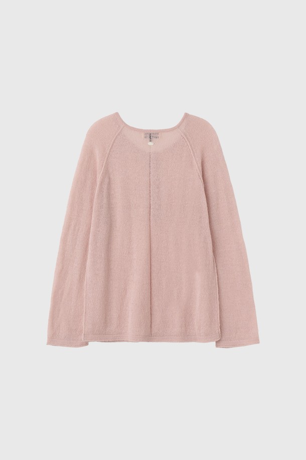 [25FW] WOMAN 울 시스루 헨리넥 풀오버 [3COL]는 여성스러운 실루엣을 연출하는 울 소재의 헨리넥 풀오버입니다. 가을, 겨울 시즌에 어울리는 얇은 두께감과 부드러운 촉감으로 편안한 착용감을 선사합니다. 시스루 디테일이 은은한 포인트를 더하며, 베이직하면서도 우아한 스타일을 연출합니다. 데이트룩과 겨울 데일리룩에 활용하기 좋으며, 클래식, 미니멀, 로맨틱 스타일을 즐겨 입는 분들께 추천합니다. 긴 소매와 레귤러 핏으로 다양한 하의와 매치하여 세련된 스타일링을 완성해보세요.
