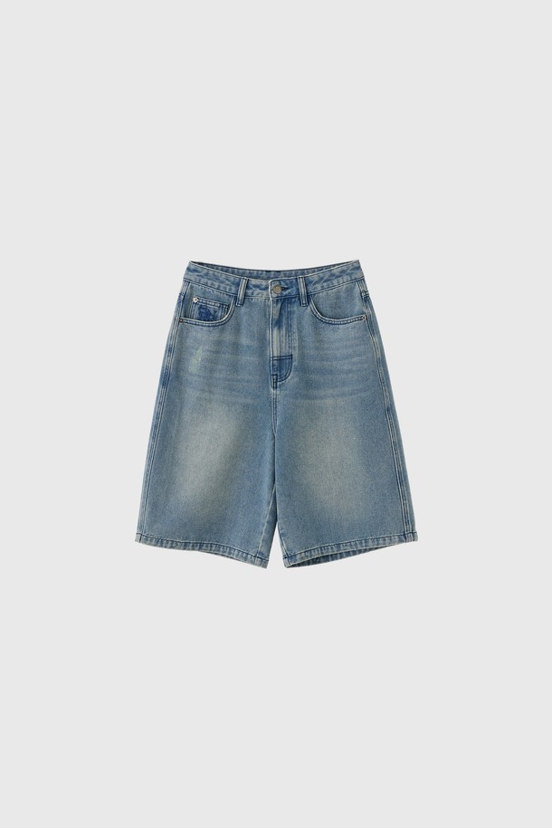 [25FW] WOMAN 와이드 버뮤다 데님 팬츠 [3COL]는 여성들을 위한 와이드핏 버뮤다 데님 팬츠입니다. 블루, 그레이, 블랙 세 가지 색상으로 출시되어, 다양한 스타일 연출이 가능합니다. 봄, 여름 시즌에 적합하며, 데님 소재 특유의 편안함과 무지 디자인으로 캐주얼한 분위기를 냅니다. 동네 마실룩, 여행룩, 휴가룩 등 TPO에 구애받지 않고, 캐주얼, 미니멀, 클래식 스타일을 모두 소화할 수 있는 활용도 높은 아이템입니다. 5부 기장의 와이드핏으로 다리가 길어 보이는 효과를 주며, 데님 워싱 디테일로 포인트를 더했습니다.
