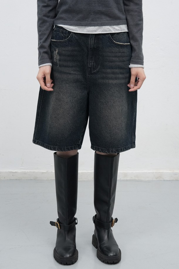 **[25FW] WOMAN 와이드 버뮤다 데님 팬츠 [3COL]**는 편안하고 시원한 여름 스타일을 위한 여성용 5부 데님 버뮤다 팬츠입니다. 캐주얼하고 미니멀한 스타일로, 일상생활과 가벼운 외출에 모두 잘 어울립니다. 워싱 디테일이 더해져 자연스러운 분위기를 자아내며, 와이드핏으로 편안한 착용감을 선사합니다. 블랙 컬러의 무지 디자인으로 어떤 상의와도 손쉽게 매치할 수 있으며, 동네 마실룩이나 쇼핑룩으로 활용하기 좋습니다. 데님 소재 특유의 내구성과 활동성이 돋보이는 아이템입니다.
