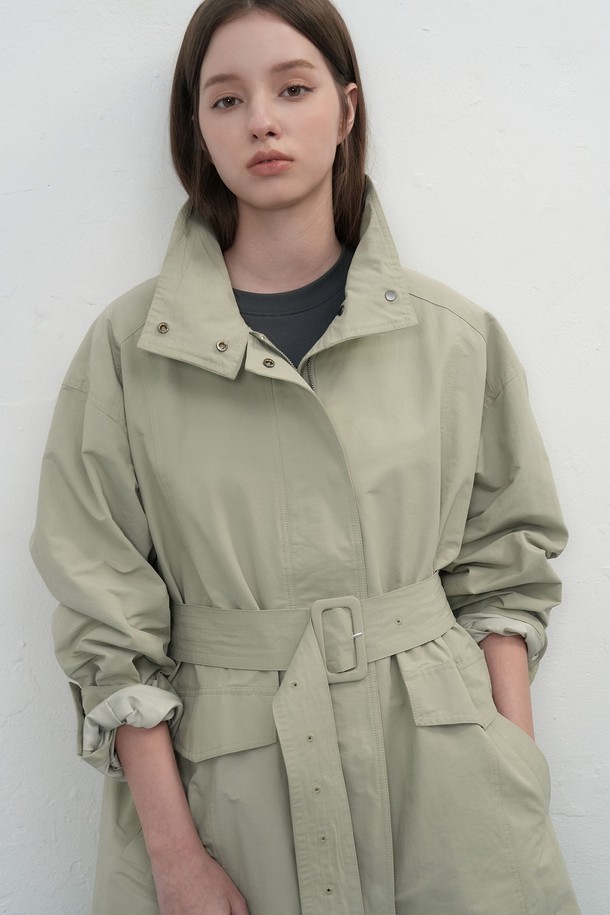 **[25FW] WOMAN 하이넥 사파리 하프 재킷 [2COL]**

가을, 봄 시즌에 어울리는 여성용 하프 기장의 사파리 재킷입니다. 라이트 카키와 블랙 두 가지 색상으로 출시되어 다양한 코디에 활용하기 좋습니다. 하이넥 칼라와 허리 디테일이 돋보이며, 벨트 스타일링으로 허리 라인을 강조할 수 있습니다. 힙을 덮는 기장감과 안감 처리로 편안하면서도 스타일리시하게 연출 가능하며, 캐주얼, 미니멀, 클래식 스타일을 모두 소화할 수 있습니다. 일상, 산책, 가을 나들이 등 다양한 TPO에 적합합니다.
