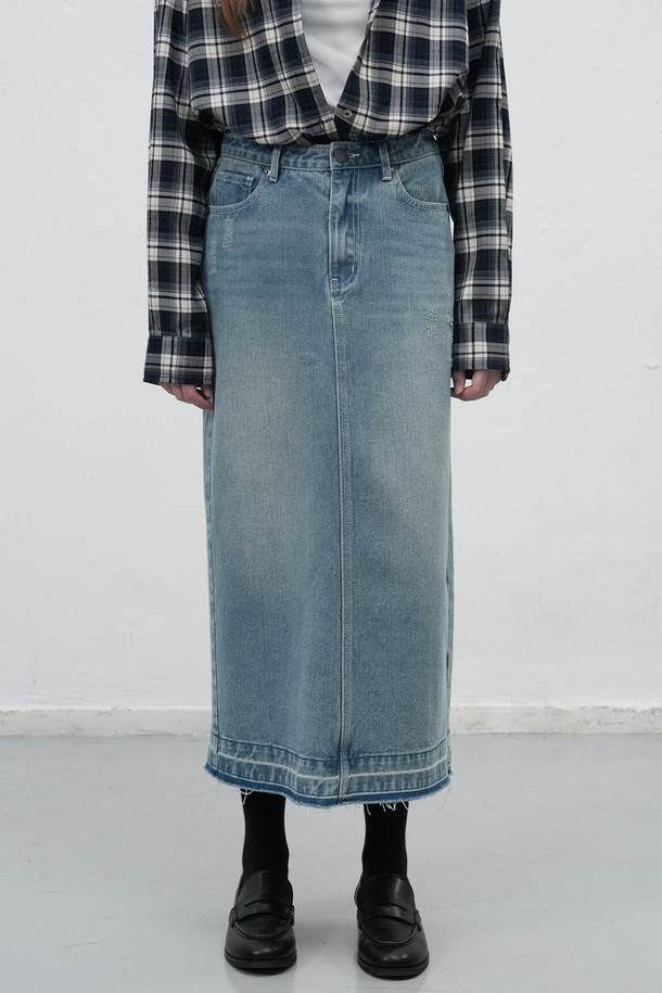 [25FW] WOMAN 워싱 데님 롱 스커트 [2COL]는 가을, 겨울 시즌을 위한 여성 롱 스커트입니다. 데님 소재에 워싱 디테일을 더해 캐주얼하고 베이직한 스타일을 연출하며, H라인 핏으로 레귤러핏을 제공합니다. 두꺼운 두께감과 뻣뻣한 촉감으로 안정감 있는 착용감을 선사하며, 데이트룩이나 겨울 데일리룩에 활용하기 좋습니다. 미니멀한 스타일을 선호하는 분들께 추천합니다.
