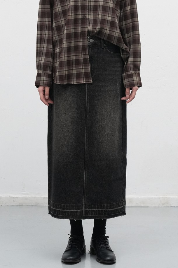 [25FW] 우먼 워싱 데님 롱 스커트 [2COL]는 캐주얼하고 베이직한 스타일의 여성용 데님 롱 스커트입니다. 블루, 브라운 두 가지 색상으로 제공되며, 사계절 내내 활용 가능합니다. 면, 레이온, 폴리에스테르 혼방 소재로 제작되어 뻣뻣한 촉감을 가지며, 스트레이트 핏과 워싱 처리로 자연스러운 멋을 더했습니다. 백 슬릿, 로고 코튼 버튼, 가죽 텍스처 디테일이 특징이며, 동네 마실룩이나 여행룩에 적합합니다.
