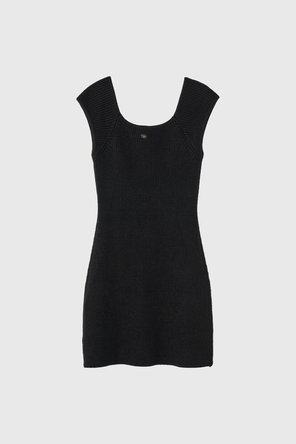 **[25FW] WOMAN 스퀘어넥 니트 미니 원피스 [2COL]**

미니멀하고 베이직한 스타일의 여성 니트 미니 원피스입니다. 차콜 블랙 두 가지 색상으로 출시되었으며, 봄, 가을, 겨울 계절에 착용하기 좋습니다. 슬림핏 디자인에 골지 패턴으로 세련된 실루엣을 연출하며, 신축성 있는 아크릴, 나일론 혼방 소재로 편안한 착용감을 제공합니다. 스퀘어넥 라인과 긴 소매, 약간 두께감 있는 소재가 특징이며, 데이트룩, 겨울 데일리룩, 모임룩 등 다양한 TPO에 활용 가능합니다. 벌룬 슬리브 루즈핏 가디건과 세트로 시크하게 연출할 수도 있습니다.
