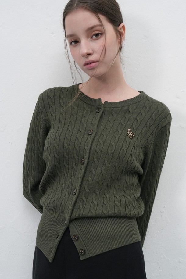 [25FW] WOMAN GNRL 시그니처 슈퍼파인 울 케이블 가디건 [5COL] / WBD3L04505는 여성들을 위한 상의, 가디건입니다. 봄, 가을, 겨울에 착용하기 좋으며, 베이직하고 클래식한 스타일을 연출합니다. 슈퍼파인 울 소재로 제작되어 부드러운 촉감과 신축성을 제공하며, 레귤러핏과 라운드넥 디자인으로 편안하게 착용할 수 있습니다. 허리 라인을 살려주는 실루엣과 다크브라운 브랜드 버튼 디테일이 돋보이며, 케이블 패턴과 4가지 다채로운 컬러(버건디, 네이비, 카키, 차콜)로 만나볼 수 있습니다. 비침 걱정 없이 깔끔하게 착용 가능한 긴소매 기본 두께의 가디건입니다.
