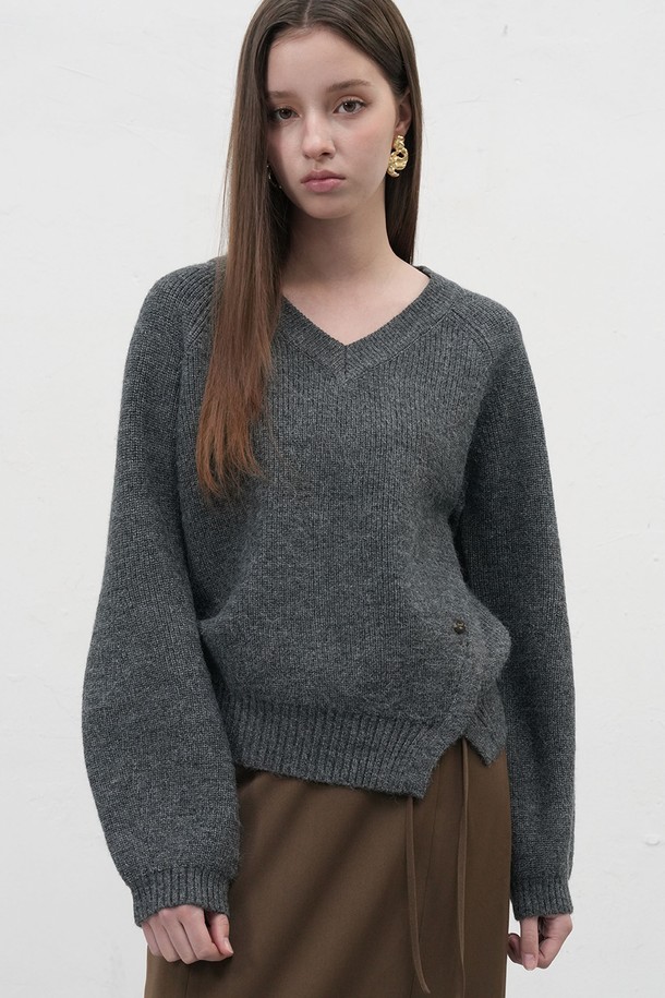 [25FW] WOMAN 브이넥 슬릿 하찌 니트 풀오버는 여성용 상의 니트/스웨터입니다. 아이보리, 차콜, 카키 3가지 색상으로 출시되었으며, 가을과 겨울에 따뜻하게 착용할 수 있습니다. 베이직한 스타일의 루즈핏으로, 두꺼운 두께감과 신축성 있는 소재로 편안한 착용감을 선사합니다. 비대칭 프론트 슬릿과 벌룬 소매, 브랜드 로고 디테일, 앞뒤 기장 차이 포인트가 돋보이며, 브이넥 라인으로 세련된 분위기를 더합니다. 겨울 데일리룩, 카페룩, 모임룩 등 다양한 TPO에 클래식, 미니멀, 캐주얼 스타일로 연출하기 좋습니다.
