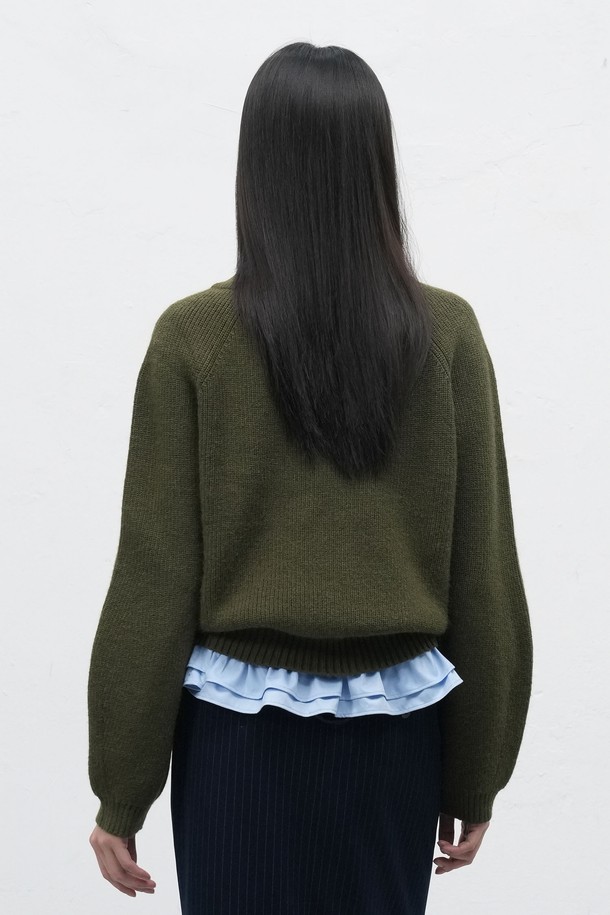 **[25FW] WOMAN 브이넥 슬릿 하찌 니트 풀오버 [3COL] /WBE3L05531**

여성스러운 무드를 연출하는 [25FW] WOMAN 브이넥 슬릿 하찌 니트 풀오버입니다. 아이보리, 차콜, 카키 3가지 색상으로 출시되었으며, 가을, 겨울 시즌에 적합합니다. 루즈핏으로 편안함을 선사하며, 두꺼운 두께감의 하찌 패턴이 포근함을 더합니다. 비대칭 슬릿 디테일과 벨 소매 디자인이 특징이며, 브랜드 로고 디테일로 포인트를 주었습니다. 베이직 스타일로 다양한 겨울 데일리룩, 모임룩, 카페룩에 활용하기 좋습니다.
