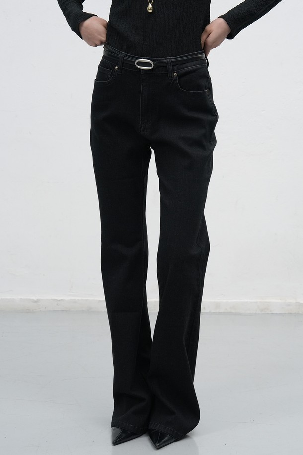 [25FW] WOMAN 부츠컷 워싱 데님 팬츠는 가을, 겨울 시즌을 위한 여성 데님 팬츠입니다. 캐주얼, 미니멀, 클래식 스타일을 모두 아우르는 디자인으로, 워싱 디테일이 돋보이는 레귤러핏 부츠컷이 특징입니다. 데님 소재 특유의 편안한 착용감과 무지 디자인으로 다양한 상의와 손쉽게 매치할 수 있습니다. 가을 나들이룩이나 겨울 데일리룩 등 폭넓은 TPO에 활용하여 스타일리시함을 더해보세요.
