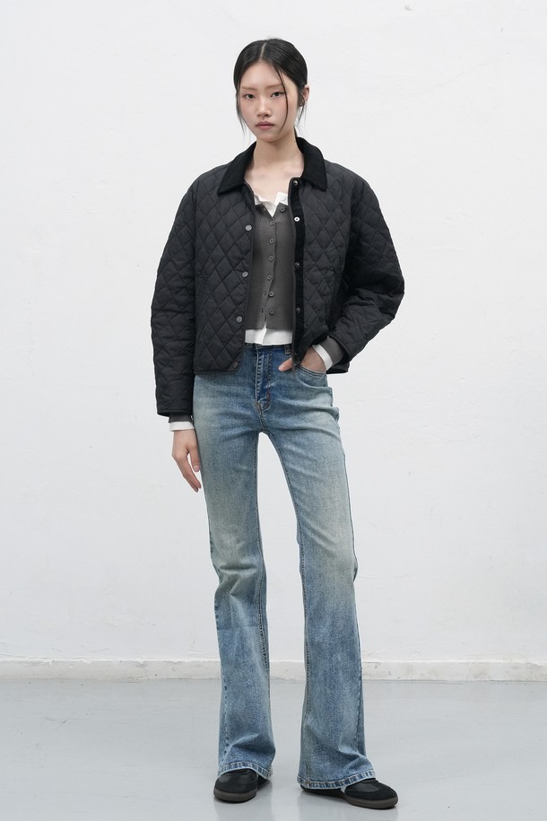 [25FW] WOMAN 부츠컷 워싱 데님팬츠 [3COL] / WBE3L11509는 여성 고객을 위한 베이직하고 캐주얼한 스타일의 데님 팬츠입니다. 봄, 가을, 겨울에 착용하기 좋으며, 라이트블루, 다크네이비, 블랙 세 가지 컬러로 제공됩니다. 부드러운 촉감의 면, 폴리에스테르, 폴리우레탄 혼방 소재로 제작되었으며, 신축성이 있어 편안한 착용감을 선사합니다. 빈티지 워싱 효과와 백 로고 패치 디테일이 특징이며, 슬림핏 부츠컷 디자인으로 다리가 길어 보이는 효과를 줍니다. 데이트룩, 쇼핑룩 등 다양한 TPO에 맞춰 캐주얼, 미니멀, 클래식 스타일을 연출할 수 있습니다.
