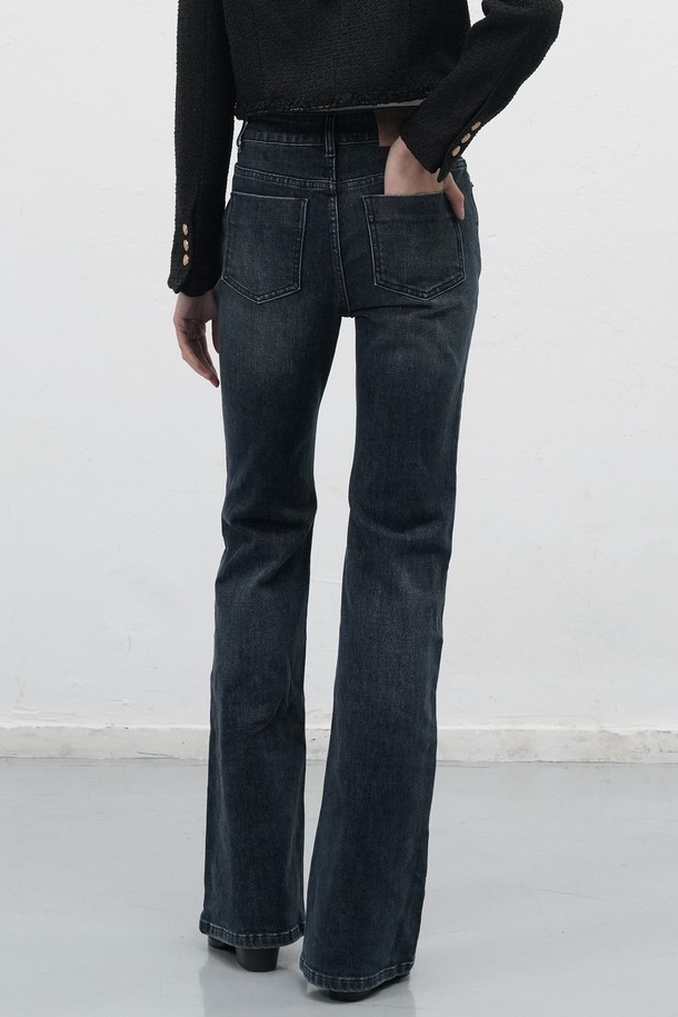 **[25FW] WOMAN 부츠컷 워싱 데님 팬츠 [3COL] / WBE3L11509**는 여성용 데님 팬츠로, 부츠컷 디자인과 빈티지 워싱이 돋보이는 제품입니다. 봄, 가을, 겨울 세 계절 모두 착용 가능하며, 캐주얼 및 베이직 스타일을 연출하기 좋습니다. Light Blue, Dark Navy, Black 세 가지 색상으로 출시되었으며, 슬림핏으로 다리 라인을 더욱 돋보이게 합니다. 면, 폴리에스테르, 폴리우레탄 혼방 소재로 제작되어 부드러운 촉감과 약간의 신축성을 제공합니다. 속기모 처리가 되어 있어 겨울철에도 따뜻하게 착용할 수 있으며, 데일리룩, 캐주얼, 클래식, 미니멀 스타일을 즐겨 입는 분들께 추천합니다.
