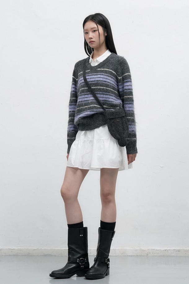 [25FW] WOMAN 헤어리 스트라이프 루즈 풀오버는 부드러운 헤어리 촉감과 브이넥 디자인이 돋보이는 여성용 니트 스웨터입니다. 가을, 겨울 시즌에 적합하며, 울 혼방 소재로 제작되어 따뜻하고 포근한 착용감을 선사합니다. 

레드 브라운, 차콜 두 가지 색상으로 출시되었으며, 루즈핏과 긴 소매 기장으로 편안한 캐주얼 스타일을 연출합니다. 브러시 가공과 새들 숄더 디자인이 특징이며, 스트라이프 패턴이 세련된 포인트를 더합니다. 

일상, 카페, 모임 등 다양한 TPO에 활용할 수 있으며, 캐주얼, 클래식, 미니멀 스타일을 즐기는 여성에게 추천합니다. 
