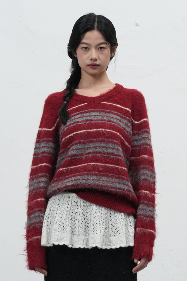 [25FW] WOMAN 헤어리 스트라이프 루즈 풀오버는 부드러운 촉감의 헤어리 원사를 사용하여 포근함을 더한 여성 니트/스웨터입니다. 가을, 겨울 시즌에 어울리는 두꺼운 두께감과 루즈핏으로 편안하게 착용 가능하며, 캐주얼 스타일을 연출하기 좋습니다. 레드 브라운, 차콜 두 가지 색상으로 출시되었으며, 브이넥 라인과 긴 소매, 스트라이프 패턴이 특징입니다. 새들 숄더 디자인과 브랜드 라벨 디테일로 포인트를 더했으며, 신축성이 있어 활동성을 높였습니다. 겨울 데일리룩, 카페룩, 모임룩 등 다양한 TPO에 활용할 수 있는 아이템입니다.
