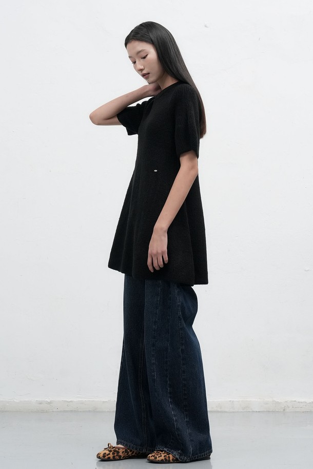 [25FW] WOMAN 벌룬 슬리브 미니 플레어 원피스 [2COL]는 로맨틱한 무드의 여성 의류입니다. 레드와 블랙 두 가지 색상으로 출시되었으며, 봄, 가을, 겨울 계절에 착용하기 좋습니다. 아크릴, 나일론, 스판덱스 혼방의 프리미엄 소재로 제작되어 부드러운 촉감을 선사합니다. 하치 니트 패턴과 라운드넥 디자인, 벌룬 플레어 실루엣, 퍼프 슬리브 디테일이 특징이며, 허리 라인부터 자연스럽게 퍼지는 플레어 스타일이 여성스러운 분위기를 연출합니다. 신축성이 있어 편안하게 착용할 수 있으며, 데이트룩, 모임룩, 겨울 데일리룩으로 활용하기 좋습니다.
