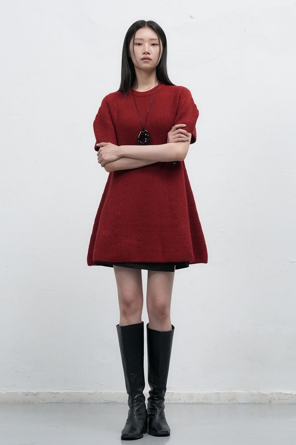 25FW WOMAN 벌룬 슬리브 미니 플레어 원피스 [2COL]는 우아한 스타일을 연출하는 여성용 미니 원피스입니다. 가을, 겨울 시즌에 어울리는 디자인으로, 라운드넥과 벌룬 슬리브 소매가 특징입니다. 플레어 치마핏으로 사랑스러운 실루엣을 선사하며, 데이트룩, 모임룩, 겨울 데일리룩 등 다양한 TPO에 활용하기 좋습니다. 클래식, 미니멀, 로맨틱한 스타일을 즐기는 분들께 추천하며, 2가지 컬러 옵션으로 만나보실 수 있습니다. 25FW (2025 가을/겨울) 시즌의 신상품입니다.
