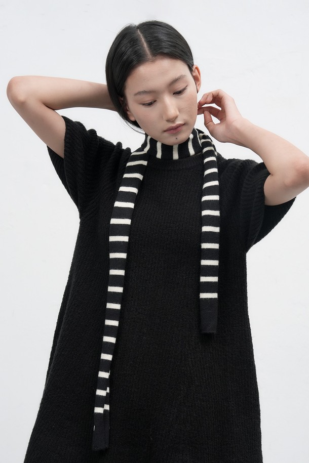 WOMAN (우먼) 스트라이프 니트 스카프는 부드러운 니트 소재로 제작되어 가을, 겨울철 따뜻하게 착용하기 좋은 여성용 스카프입니다. 블랙, 화이트 컬러의 3가지 컬러 구성으로, 베이직하고 캐주얼한 스타일에 미니멀한 포인트를 더합니다. 스트라이프 패턴이 경쾌한 느낌을 주며, FREE 사이즈로 편안하게 착용할 수 있습니다. 캐주얼, 미니멀, 클래식 스타일을 즐기는 분들께 추천합니다.
