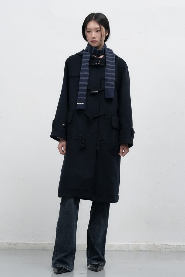 WOMAN (우먼) 스트라이프 니트 스카프 [3COL] / WBE3L96509는 여성용 스카프/머플러입니다. 아크릴과 나일론 혼방 소재로 제작되어 부드러운 촉감을 선사하며, 가을/겨울철 데일리룩에 활용하기 좋습니다. 슬림한 폭 디자인과 스트라이프 패턴이 클래식, 미니멀, 캐주얼 등 다양한 스타일에 잘 어울립니다. 블랙, 브라운, 다크 네이비 3가지 색상으로 출시되었으며, 로고 라벨이 디자인의 포인트입니다.
