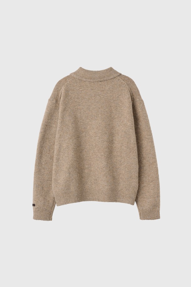 **[25FW] WOMAN 루즈핏 라운드 카라 풀오버 [3COL] / WBE4L05535**

가을과 겨울에 어울리는 여성용 루즈핏 라운드 카라 풀오버입니다. 아이보리, 베이지, 네이비 3가지 색상으로 출시되었으며, 클래식하고 미니멀한 스타일을 연출하기 좋습니다. 폴리에스터, 아크릴, 폴리우레탄 혼방 소재로 제작되어 부드러운 촉감과 약간의 두께감을 느낄 수 있습니다. 소매 립 디테일과 버튼 디테일이 더해져 포인트를 주며, 가벼운 소재에 신축성이 있어 편안하게 착용 가능합니다. 데이트룩이나 겨울 데일리룩으로 활용하기 좋은 아이템입니다.
