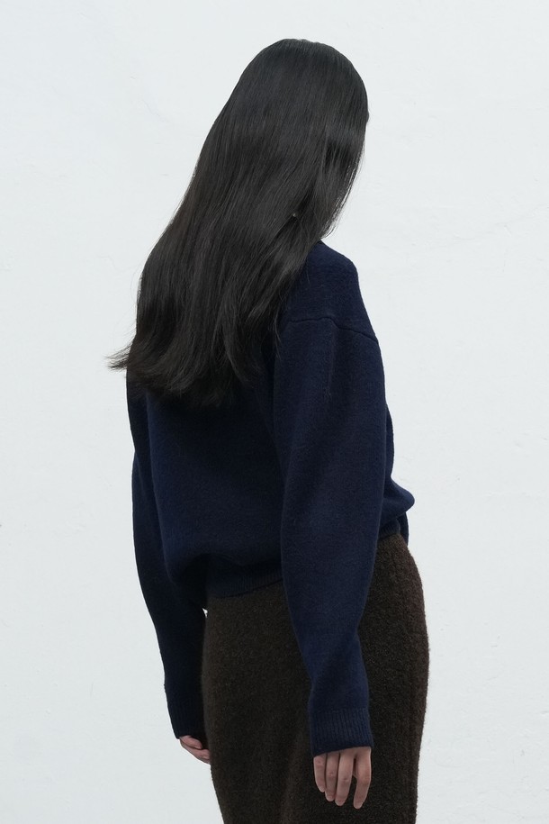 [25FW] WOMAN 루즈핏 라운드 카라 풀오버는 여성 의류 상의로, 가을과 겨울에 착용하기 좋은 니트/스웨터입니다. 아이보리, 베이지, 네이비 3가지 색상으로 출시되었으며, 루즈핏 라운드 카라 디자인이 특징입니다. 폴리에스테르, 아크릴, 폴리우레탄 혼방 소재로 제작되어 부드러운 촉감과 가벼운 착용감을 제공하며, 약간 두꺼운 두께감으로 따뜻하게 입을 수 있습니다. 단추 고리 디테일 플라켓과 소매 끝 직조 라벨 포인트가 디자인의 퀄리티를 높이고, 신축성이 있어 편안하게 활동할 수 있습니다. 데이트룩, 카페룩, 겨울 데일리룩 등 다양한 TPO에 클래식하고 미니멀한 스타일로 연출하기 좋습니다.
