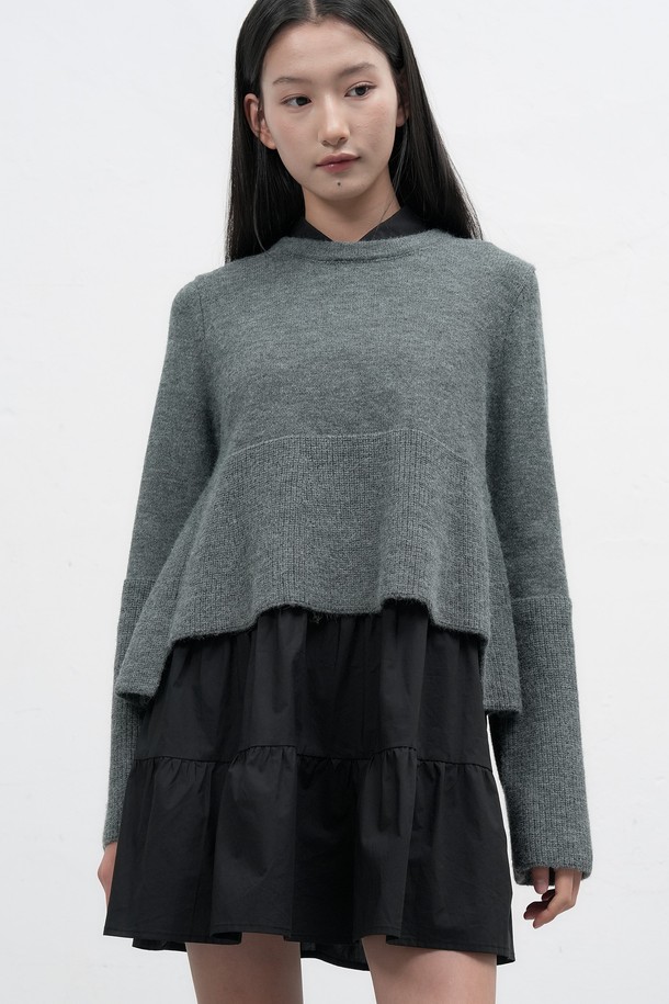 25FW] WOMAN 니트 러플 셔츠 원피스 [2COL] / WBE4L15510는 클래식한 무드의 여성 원피스입니다. 차콜, 베이지 2가지 색상으로 출시되었으며, 봄, 가을, 겨울 계절에 착용하기 좋습니다. 아크릴, 폴리에스테르, 나일론, 면 혼방 소재로 제작되어 부드러운 촉감을 선사합니다. 레이어드 디자인과 러플 디테일, 버튼 디테일이 특징이며, 스탠다드핏에 A라인 치마타입으로 여성스러운 실루엣을 연출합니다. 데이트룩, 카페룩, 모임룩 등 다양한 TPO에 미니멀하고 걸리시한 스타일을 더해줍니다.
