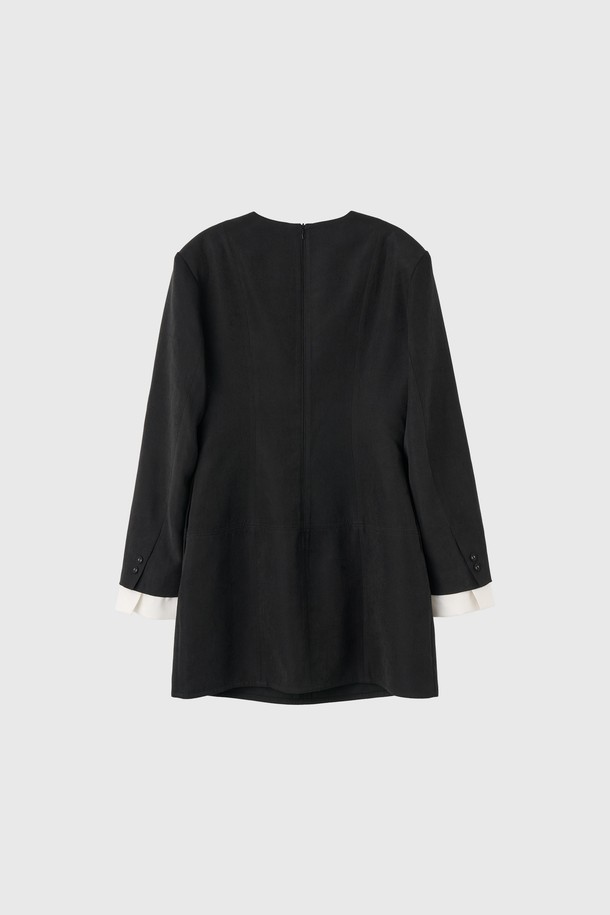 **[25FW] WOMAN 커프스 배색 미니 원피스 [BLACK] / WBE3L15505**는 여성스러운 분위기를 자아내는 미니 원피스입니다. 가을과 겨울에 어울리는 두꺼운 두께감과 H라인 핏으로, 미니멀하면서도 모던한 스타일을 연출합니다. 블랙 컬러에 커프스 배색 디테일이 더해져 세련된 포인트를 주며, 라운드넥과 긴 소매 디자인으로 단정함을 강조합니다. 데이트룩 또는 모임룩으로 활용하기 좋으며, 클래식한 무드를 선호하는 분들께 추천합니다.
