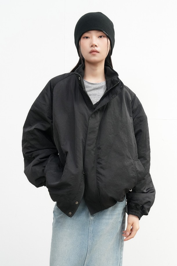 [25FW] UNISEX 베이직 하찌 비니는 가을과 겨울에 착용하기 좋은 유니섹스 비니입니다. 부드러운 니트 소재로 제작되어 깊은 모자 깊이와 두꺼운 두께감으로 포근한 착용감을 선사합니다. 베이직한 디자인에 하찌 패턴으로 포인트를 주어 미니멀, 캐주얼, 클래식 등 다양한 스타일 연출에 활용할 수 있습니다. 블랙 색상으로 어떤 옷에도 잘 어울려 겨울 데일리룩, 산책룩, 집콕룩 등 TPO에 맞춰 폭넓게 활용 가능합니다.
