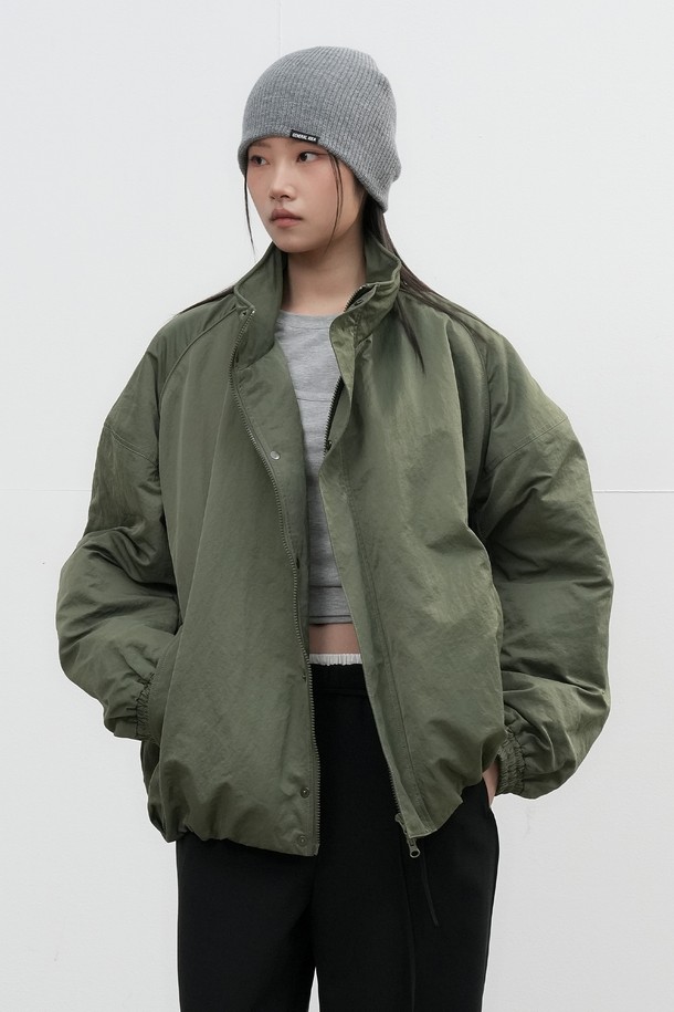 **[25FW] UNISEX 베이직 하찌 비니 [2COL] / SBE4U91011**는 유니섹스 디자인의 베이직 하찌 비니입니다. 부드러운 니트 소재로 제작되어 가을, 겨울철 따뜻하게 착용할 수 있으며, 일상과 출근룩, 모임룩 등 다양한 TPO에 어울립니다. 기본적인 디자인으로 캐주얼, 미니멀, 클래식 스타일을 모두 소화하며, 하찌 패턴이 은은한 포인트를 더합니다. 모자 깊이는 일반적이며, 부드러운 촉감으로 편안한 착용감을 선사합니다. 색상은 그레이 컬러로 출시되었습니다.
