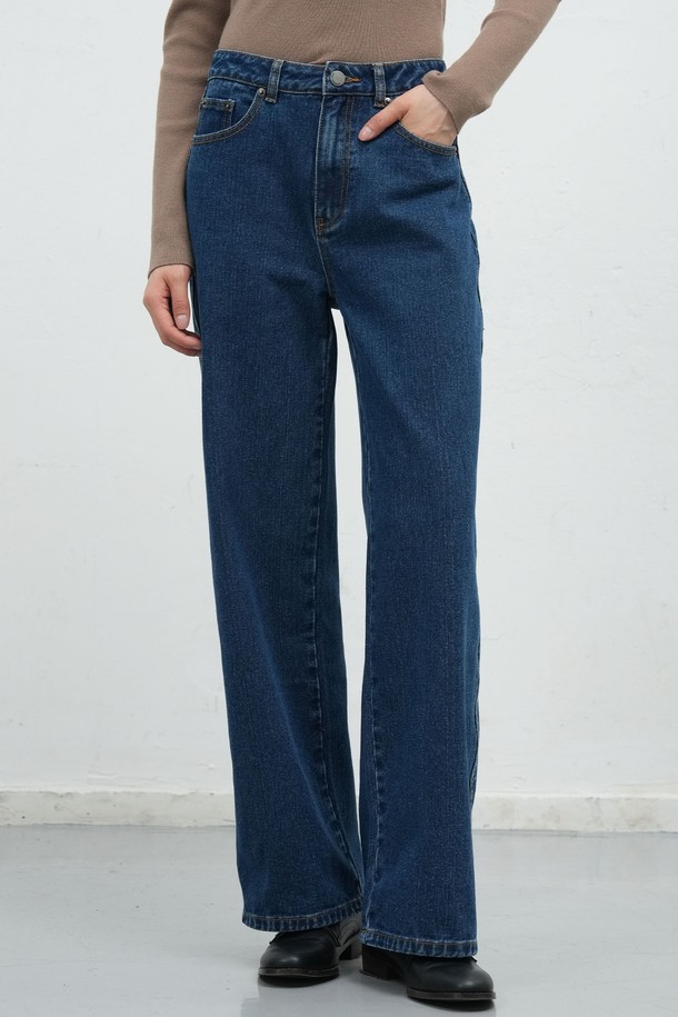 **[25FW] WOMAN 스캘럽 세미 와이드 데님 팬츠 [BLUE] / WBE4L11512**

세련된 여성 데이트룩과 출근룩을 완성해 줄 [25FW] WOMAN 스캘럽 세미 와이드 데님 팬츠입니다. 캐주얼, 미니멀, 클래식 스타일을 모두 아우르는 디자인으로, 가을과 겨울에 따뜻하게 착용할 수 있습니다. 블루 컬러의 무지 데님 소재로 제작되었으며, 넉넉한 루즈핏의 세미 와이드 핏이 편안함을 선사합니다. 밑단 스캘럽 디테일이 여성스러운 포인트를 더해줍니다. 데님 특유의 자연스러운 질감과 디자인이 돋보이는 아이템입니다.
