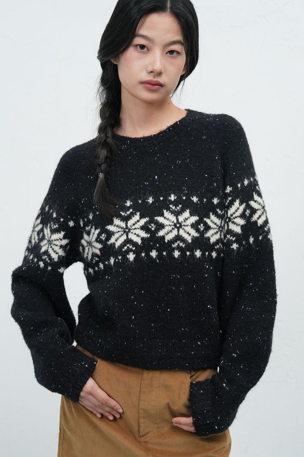 **[25FW] WOMAN 더스트 스노우 니트 풀오버 [3COL] / WBE4L05539**

포근한 울 소재로 제작된 여성용 니트 풀오버입니다. 눈꽃과 노르딕 패턴이 돋보이는 캐주얼 스타일로, 가을과 겨울에 따뜻하게 착용하기 좋습니다. 라운드넥 디자인과 레귤러핏으로 편안한 착용감을 선사하며, 긴 소매 기장과 두꺼운 두께감으로 보온성을 높였습니다. 블랙, 레드, 베이지 세 가지 컬러로 만나보세요. 데일리룩, 집콕룩, 산책룩 등 다양한 상황에서 활용하기 좋은 아이템입니다.
